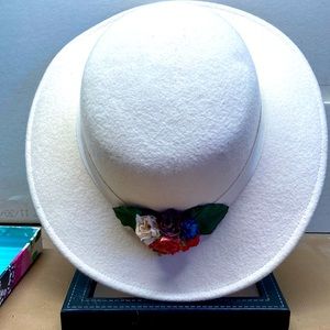 Vintage 100% cream wool hat color is more beige than white see pics